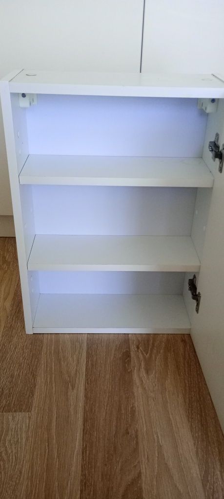 Wisząca szafka łazienkowa