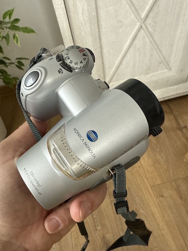 Aparat Konica minolta z10