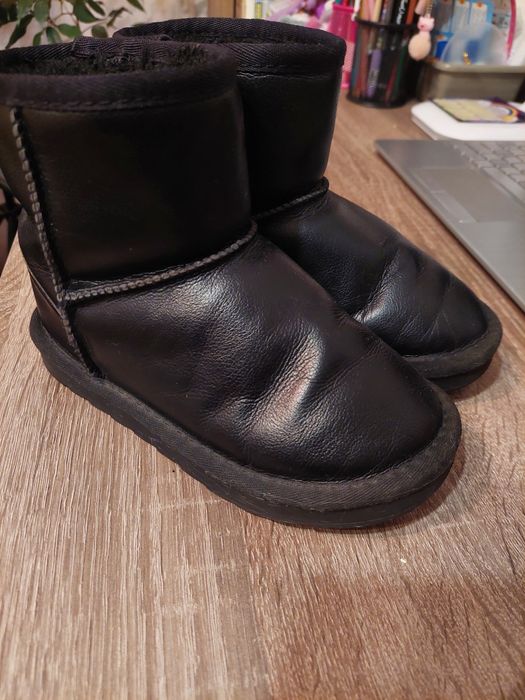 Уги для дівчинки