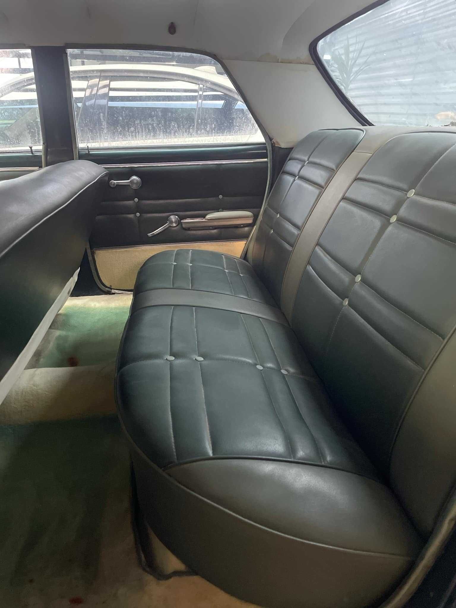 OLDSMOBILE F85 DE LUXE FOUR-DOOR SEDAN 5.5 V8