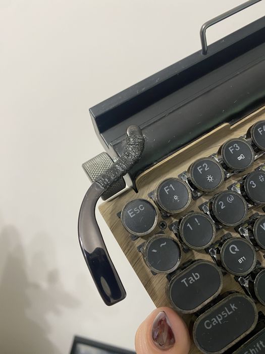 Механічна ретро клавіатура у вигляді друкарськоі машинки