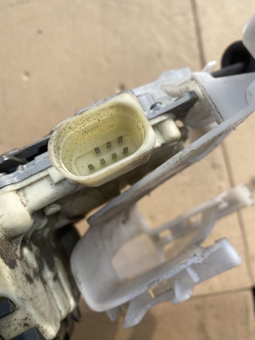 Замок двери задний левый Volkswagen Passat B6