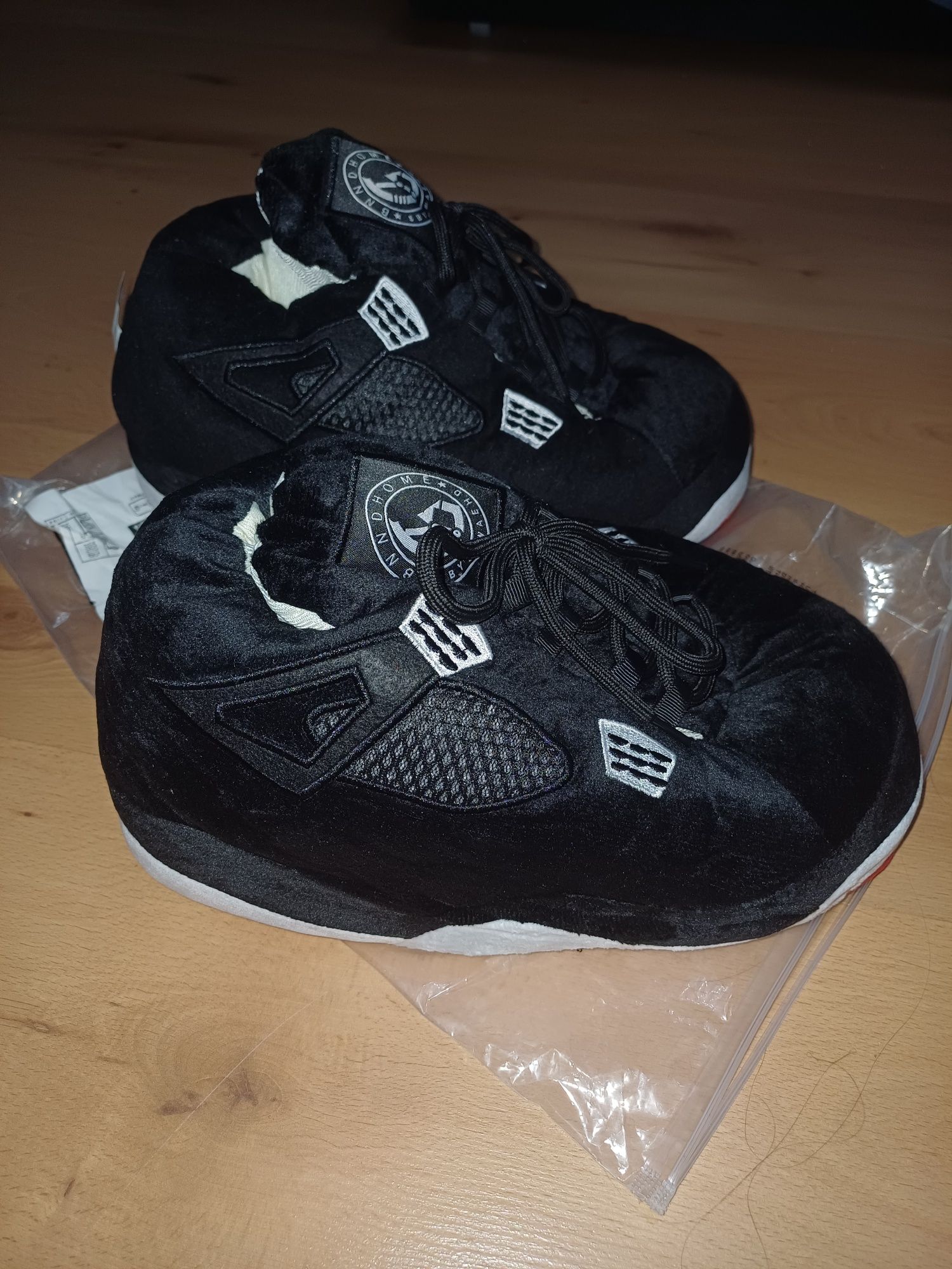 Kapcie Jordan 4 Retro Bred