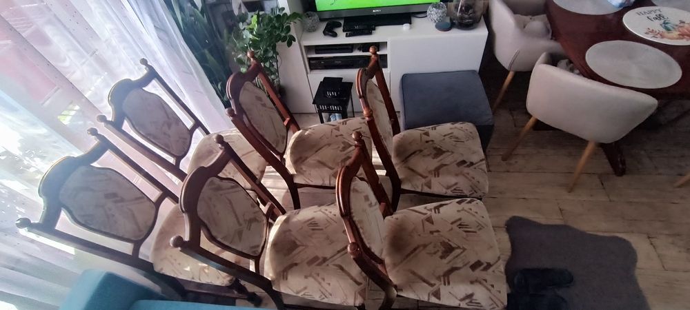 Sześć drewnianych krzeseł mebli Swarzędzkich