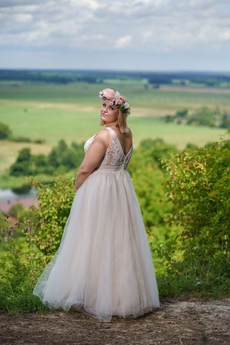 Suknia ślubna z rozcięciem