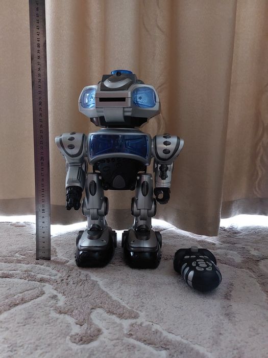 Робот з пультом керування