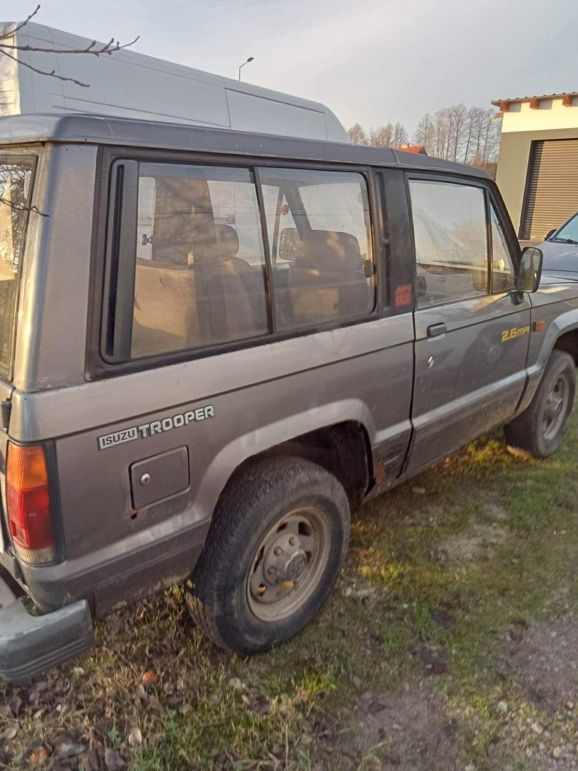 Isuzu trooper 2.6 maska błotnik drzwi szyba klapa fotele licznik most