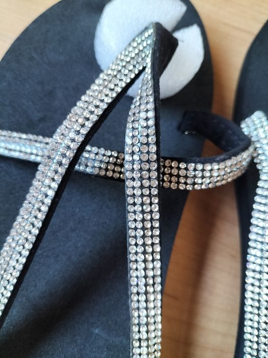 Chinelos pretos com brilhantes