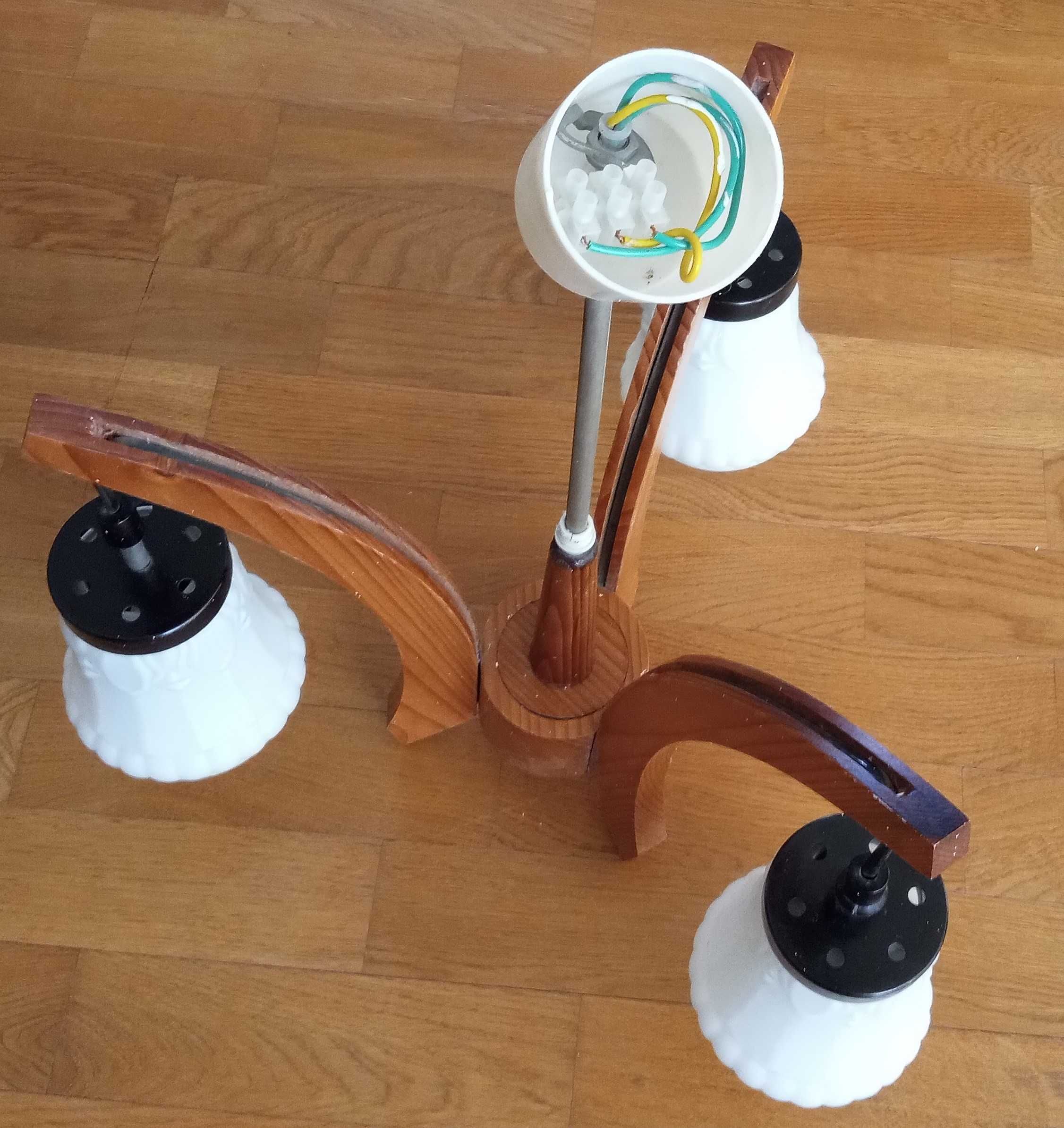 Lampa wisząca drewniana  - 3 białe klosze