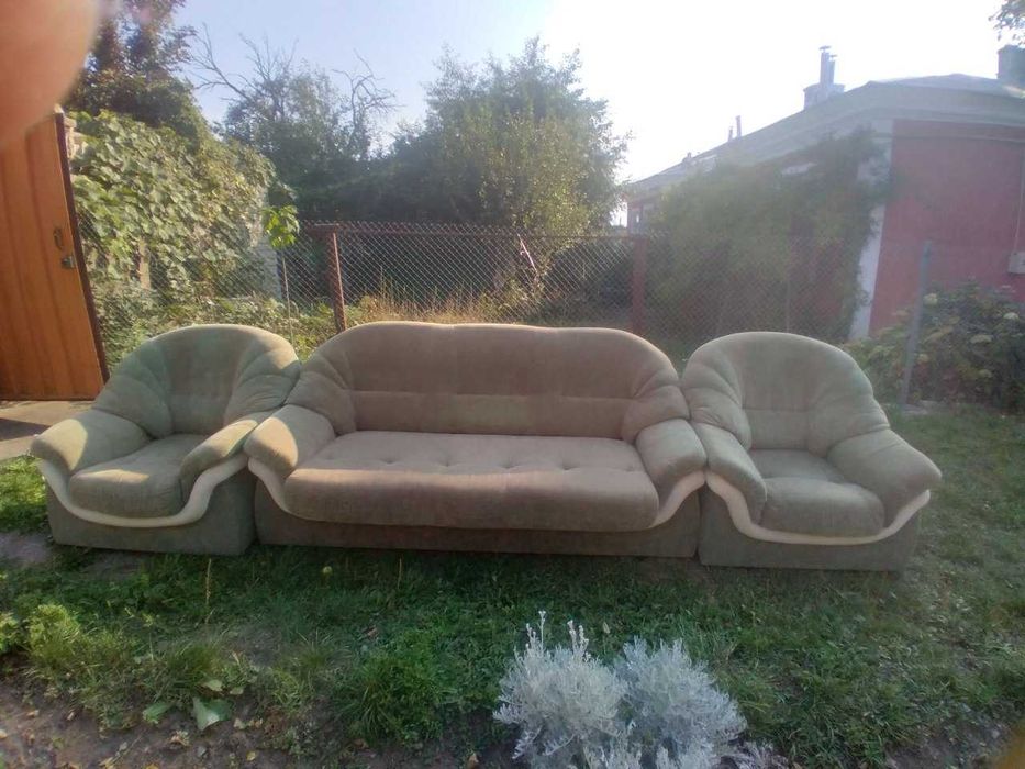 Мяка частина ,розкладний диван та два крісла.