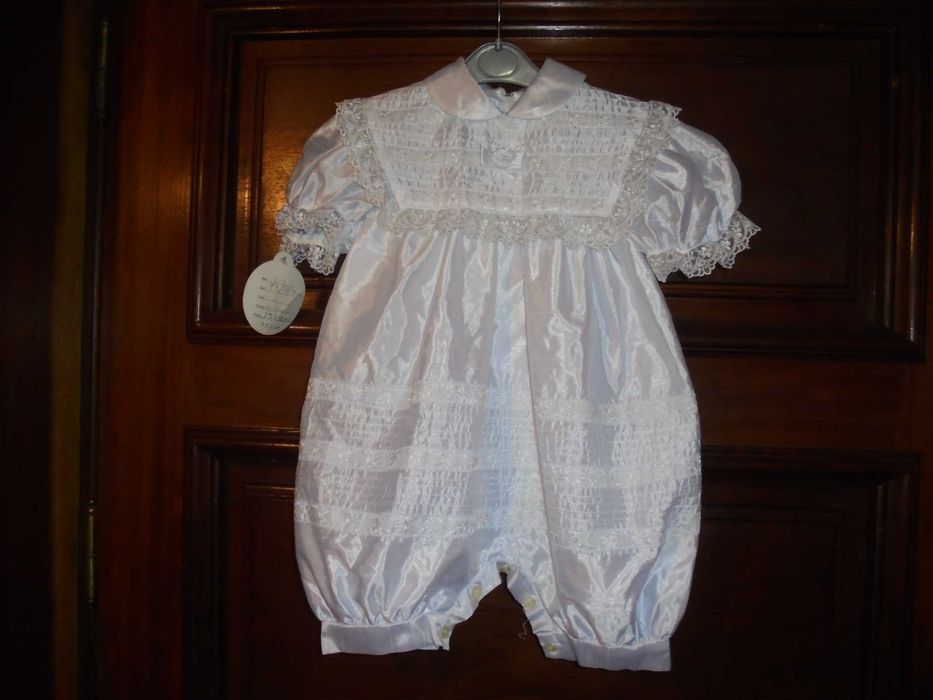 fato de menino bebé novo com etiqueta