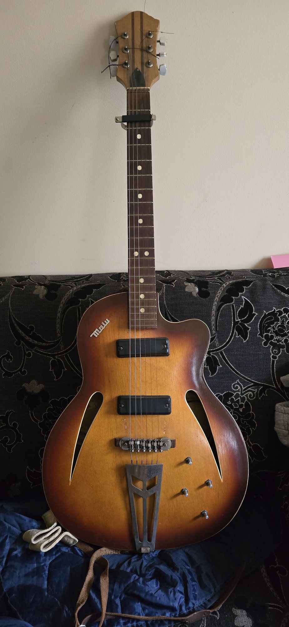 Gitara elektroakustyczna marki Defil Malwa z lat 70