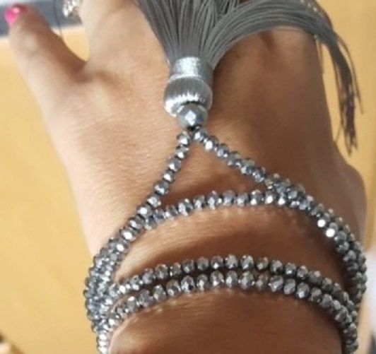 Бусы стеклянные серебристые с подвеской кисточкой. ожерелье.