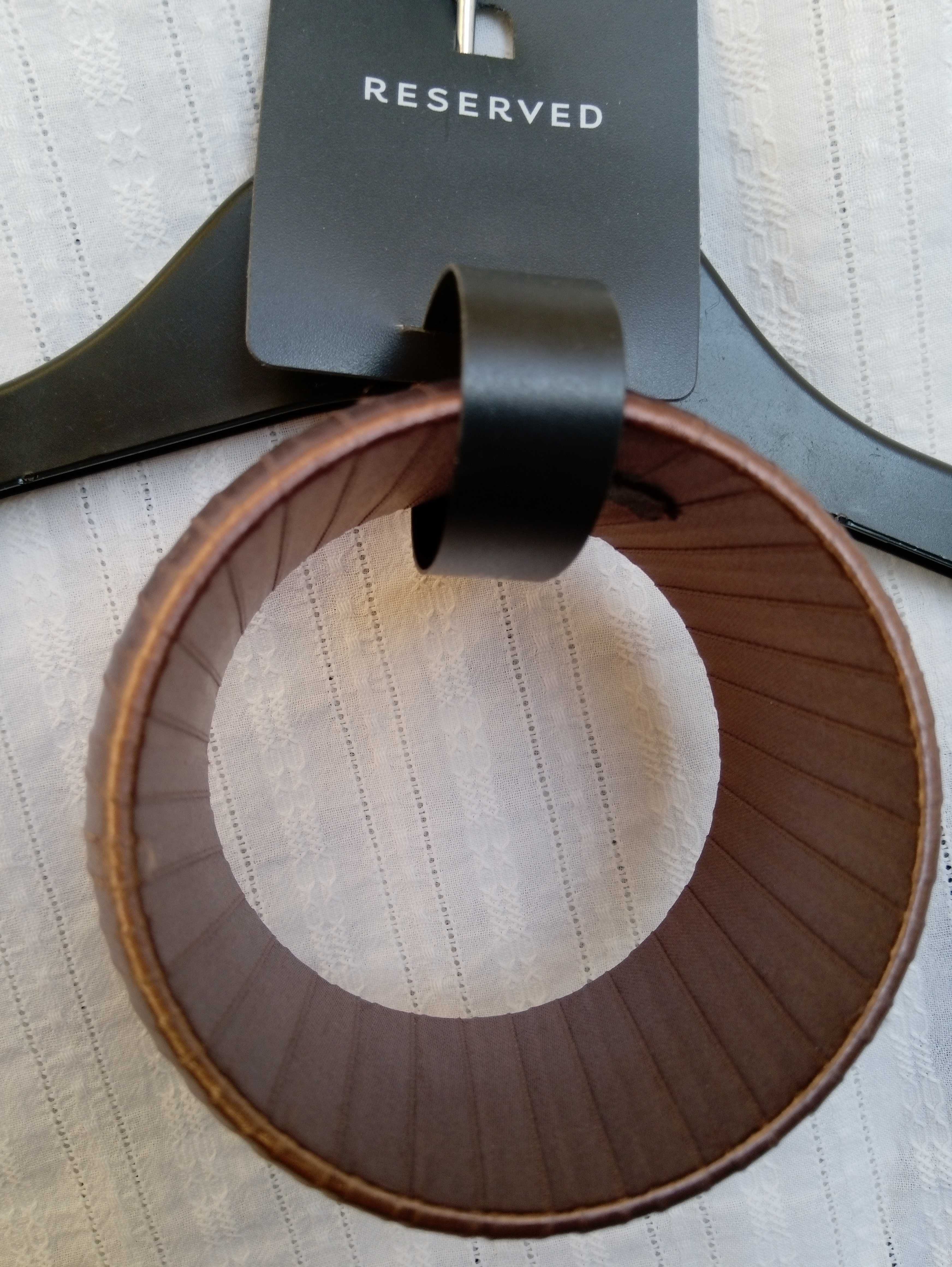 Efektowna szeroka bransoletka Reserved w kolorze brązowym
