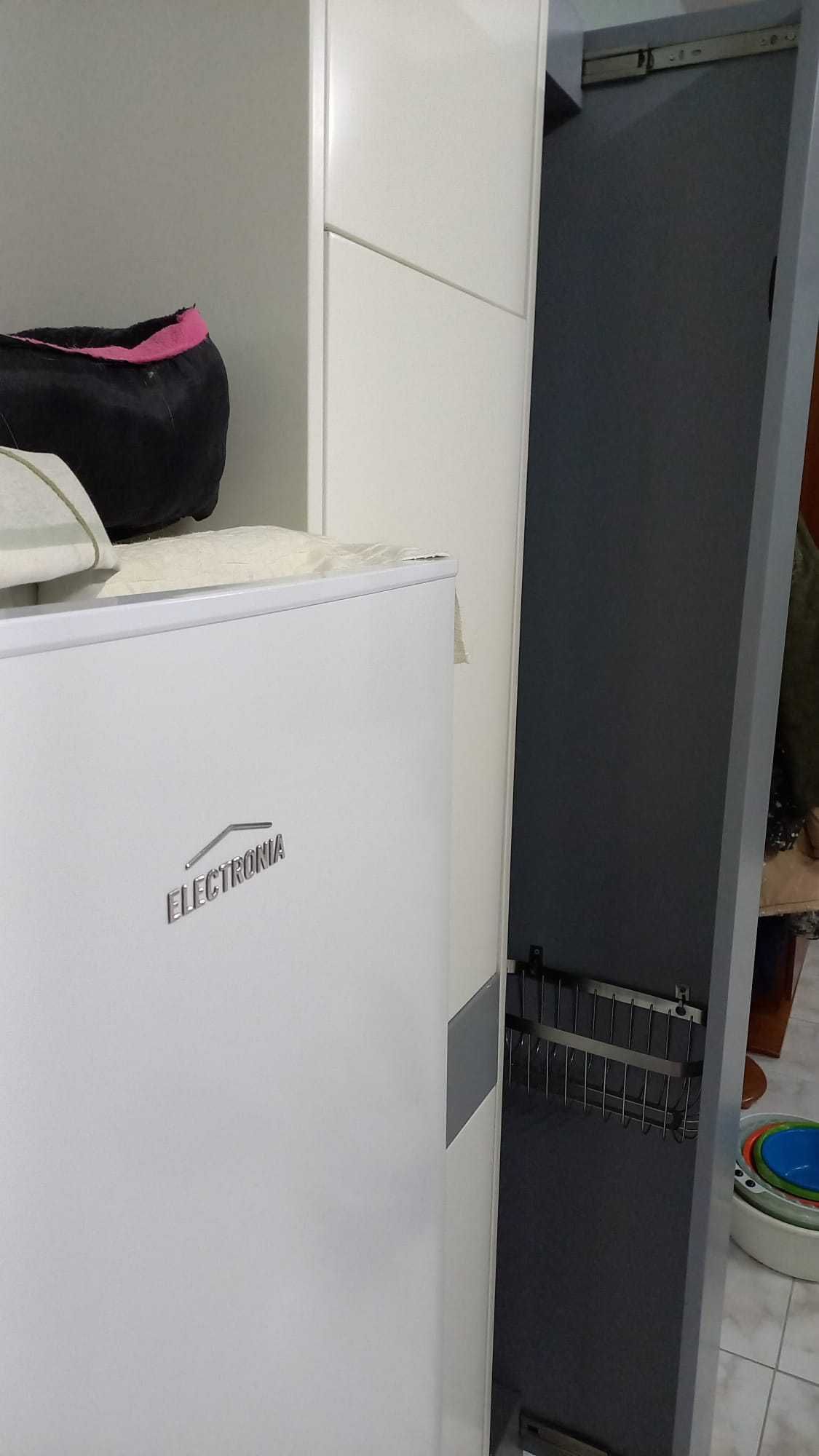 Móvel de casa de banho lacado