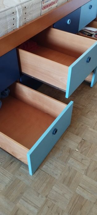Cama / Estrado com gavetas (colchão incluído)