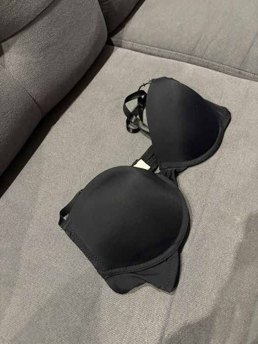 Sinsay klasyczny czarny biustonosz 75C