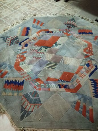 Gruby wełniany dywan sześciokątny
