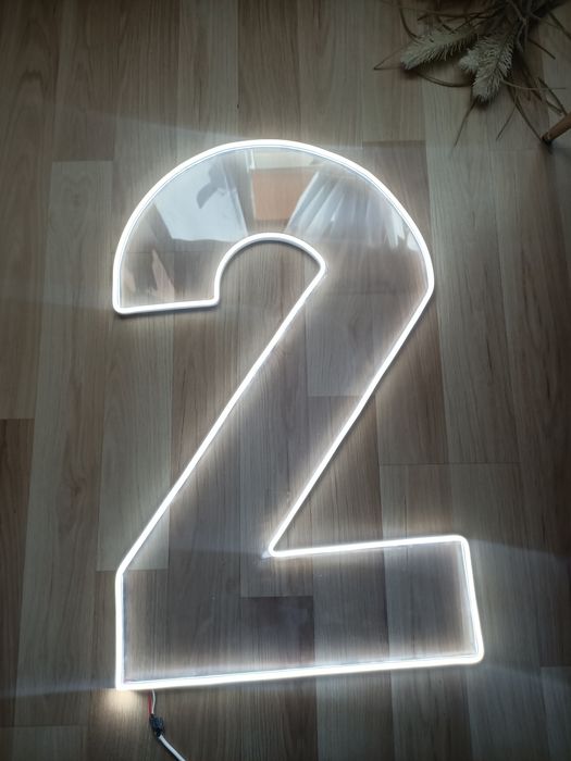 Neonowy LED cyfra 2. Wymiary 77x47 cm