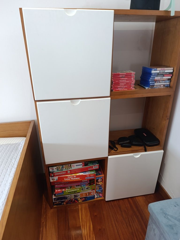 Mobília de quarto em pinho lacada a branco
