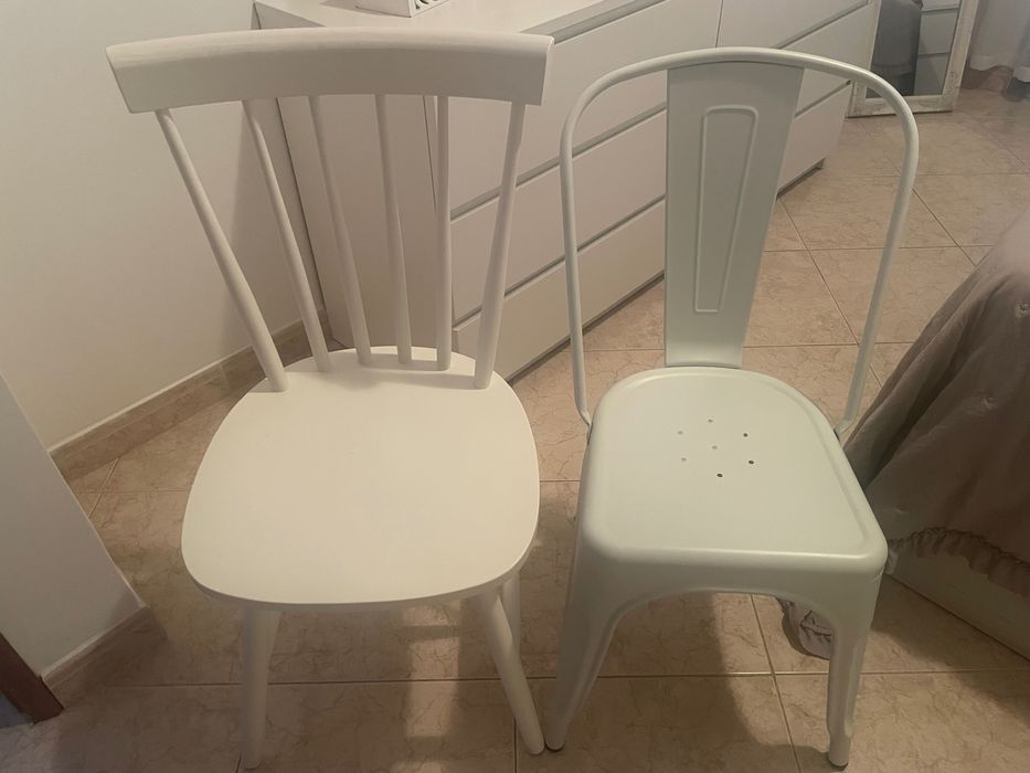 4 cadeiras brancas