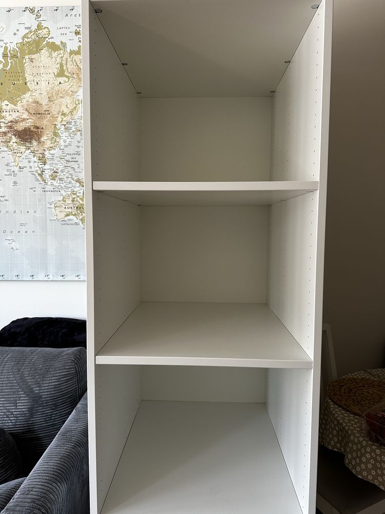 2 wysokie szafy w bardzo dobrym stanie – 226 cm wysokości