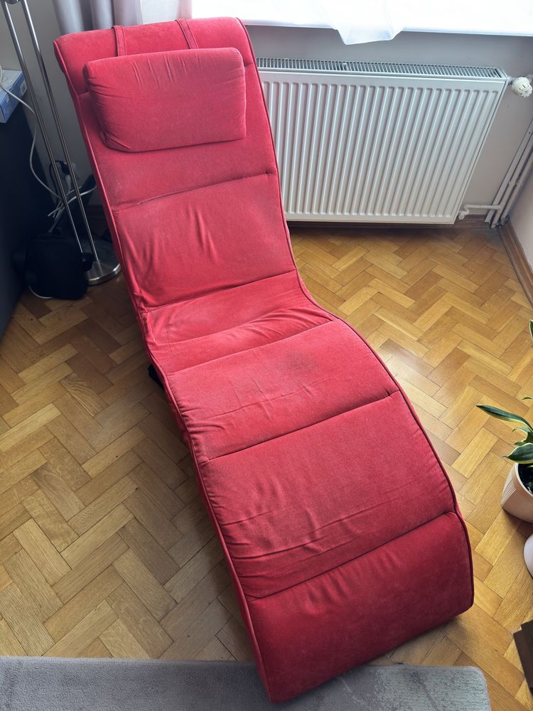 Szezlong czerwony welurowy