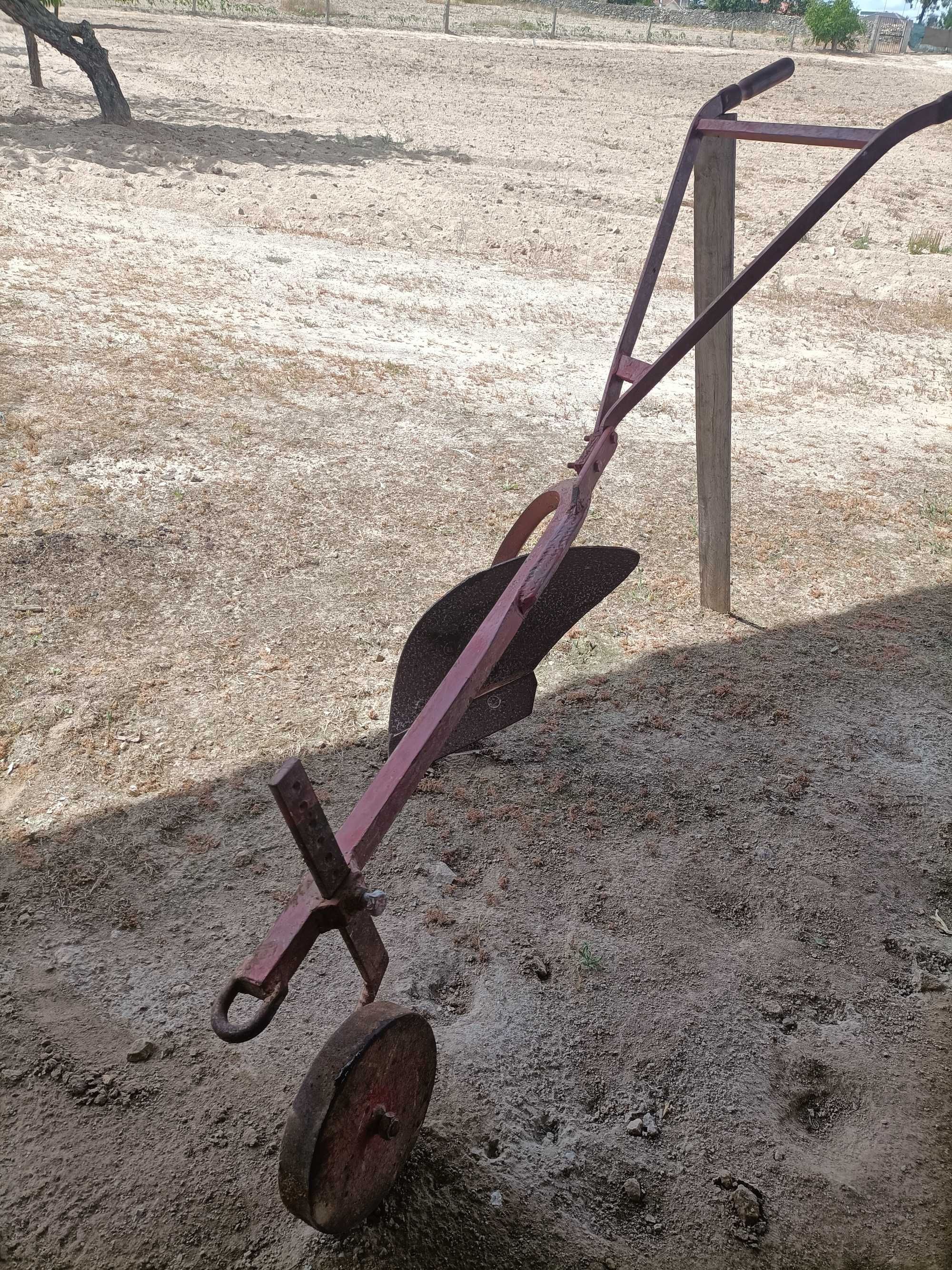 Charua ideal para escava vinhas