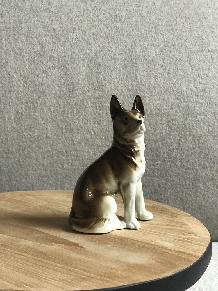 Porcelanowa figurka wilczur owczarek niemiecki