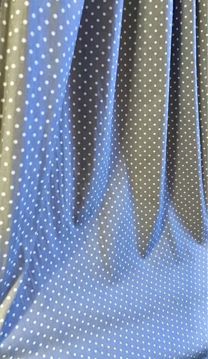 Uroczy baldachim w grochy – idealny nad łóżeczko lub kącik zabaw