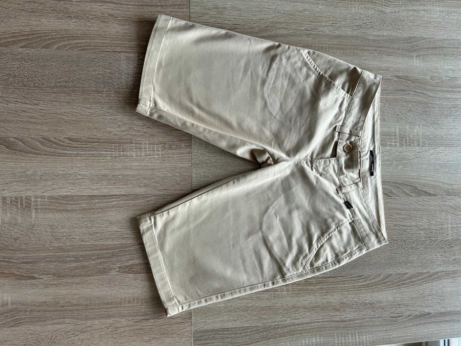 Beżowe damskie dopasowane spodenki szorty przed kolano Gang