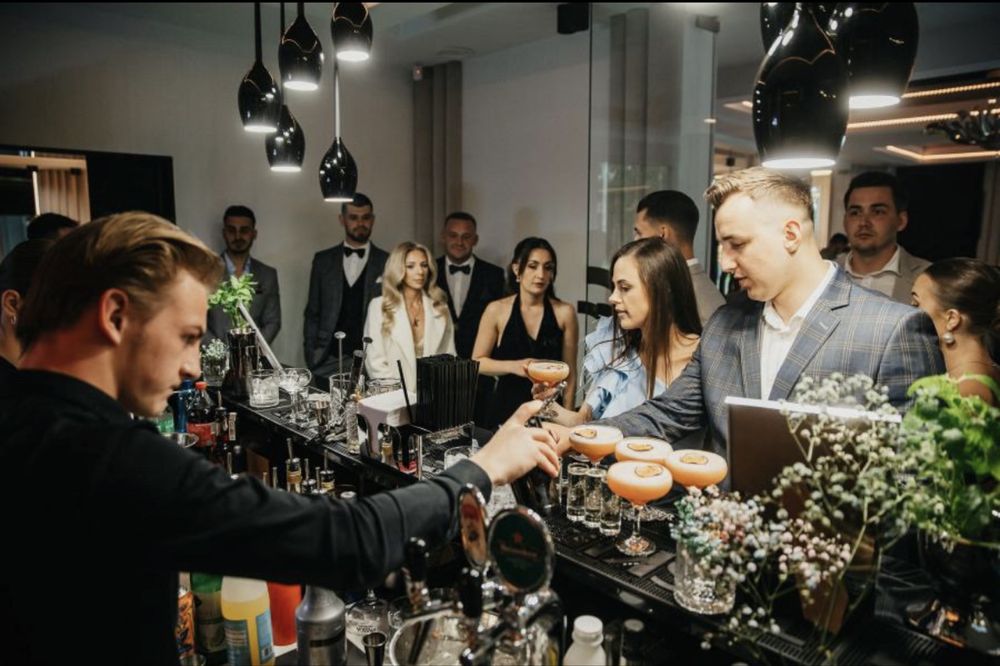 Barman na wesele cheers cocktail bar