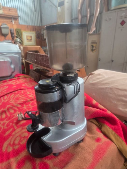 Moinho de café profissiona l em bom estado.