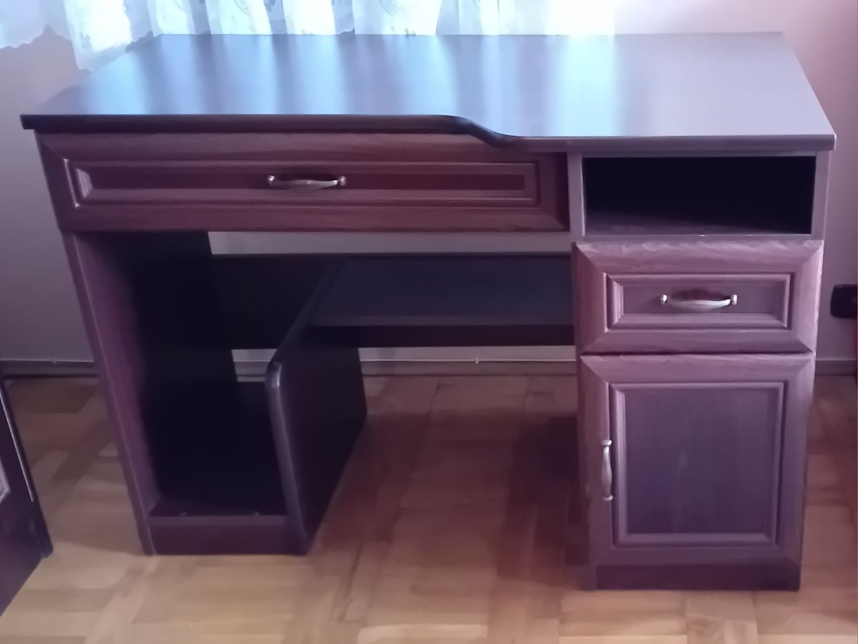 Biurko z półką na komputer  szufladami i szafką