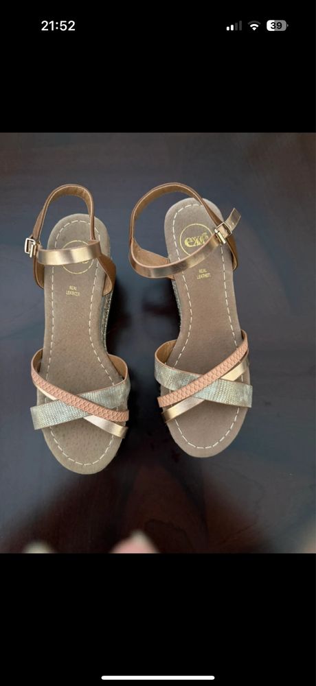 Sandalias douradas Exé