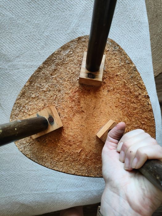 kwietnik stolik pomocnik PRL patyczak trójnóg