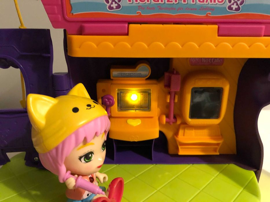 Conjunto Vtech Boneca EVa - Casa da árvore / Clínica veterinária
