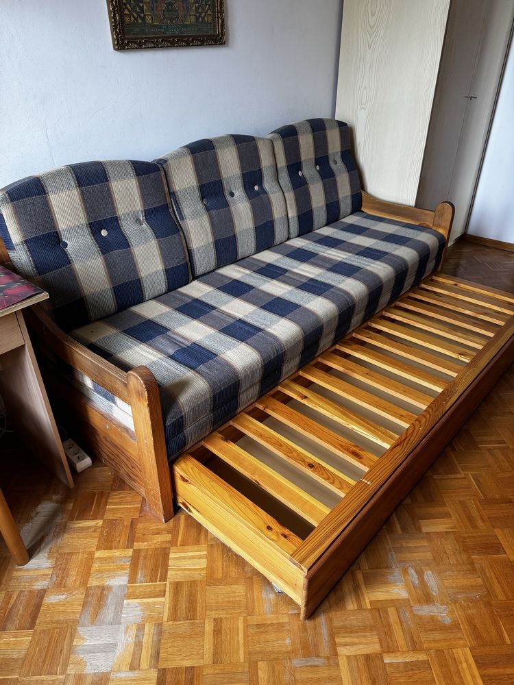 Drewniana sofa rozkładana z pojemnikiem