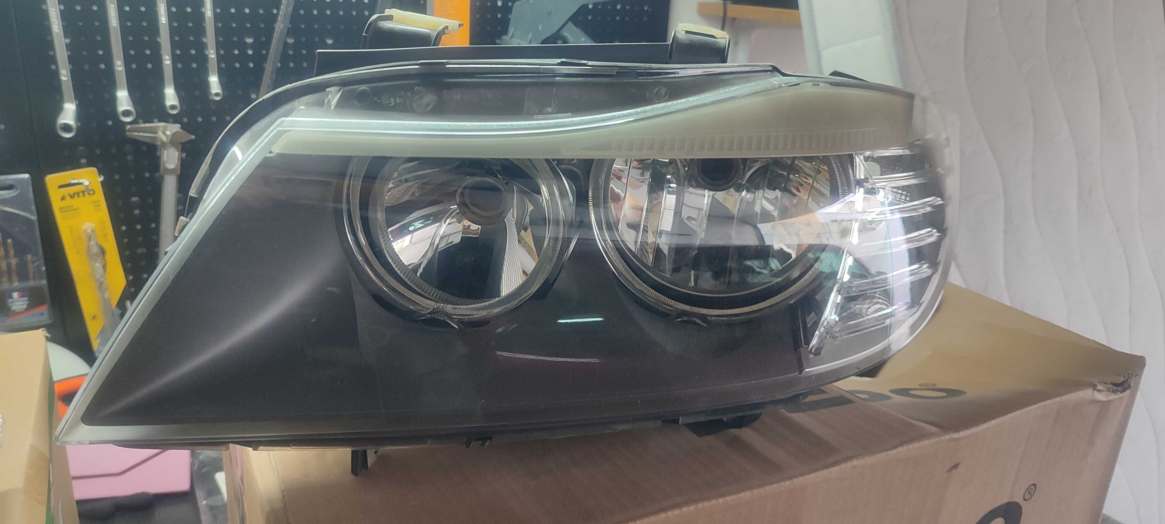 Faróis  BMW e91 a direita está boa a esquerda tem os encaixes partidos