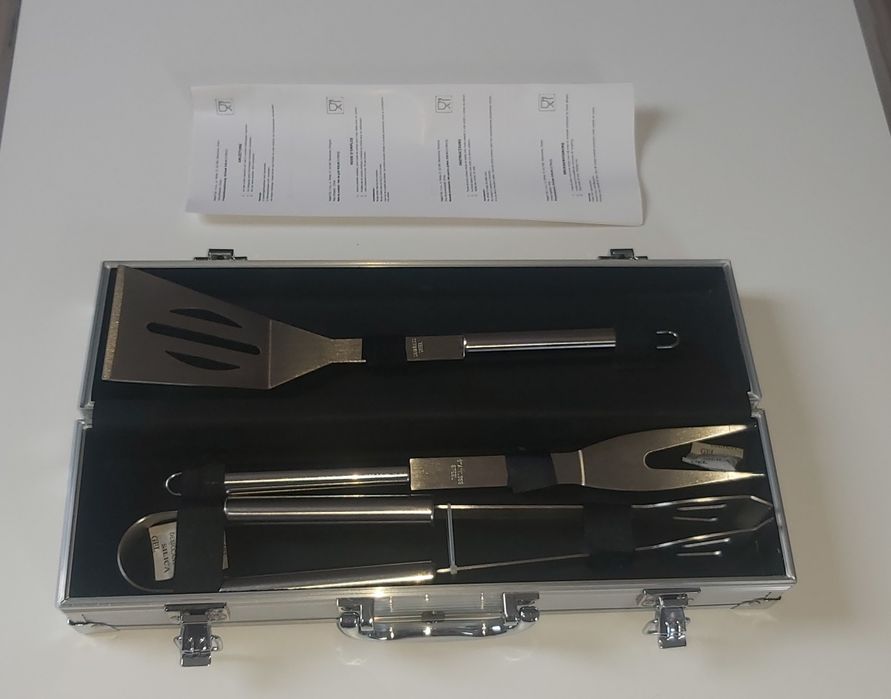 Zestaw do grillowania w metalowej walizce