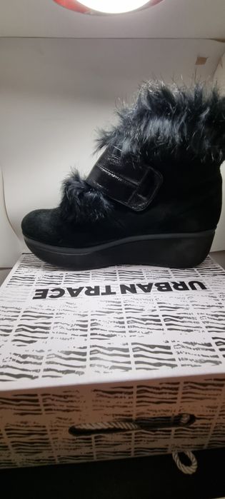 Продам женские замшевые ботинки 40/41