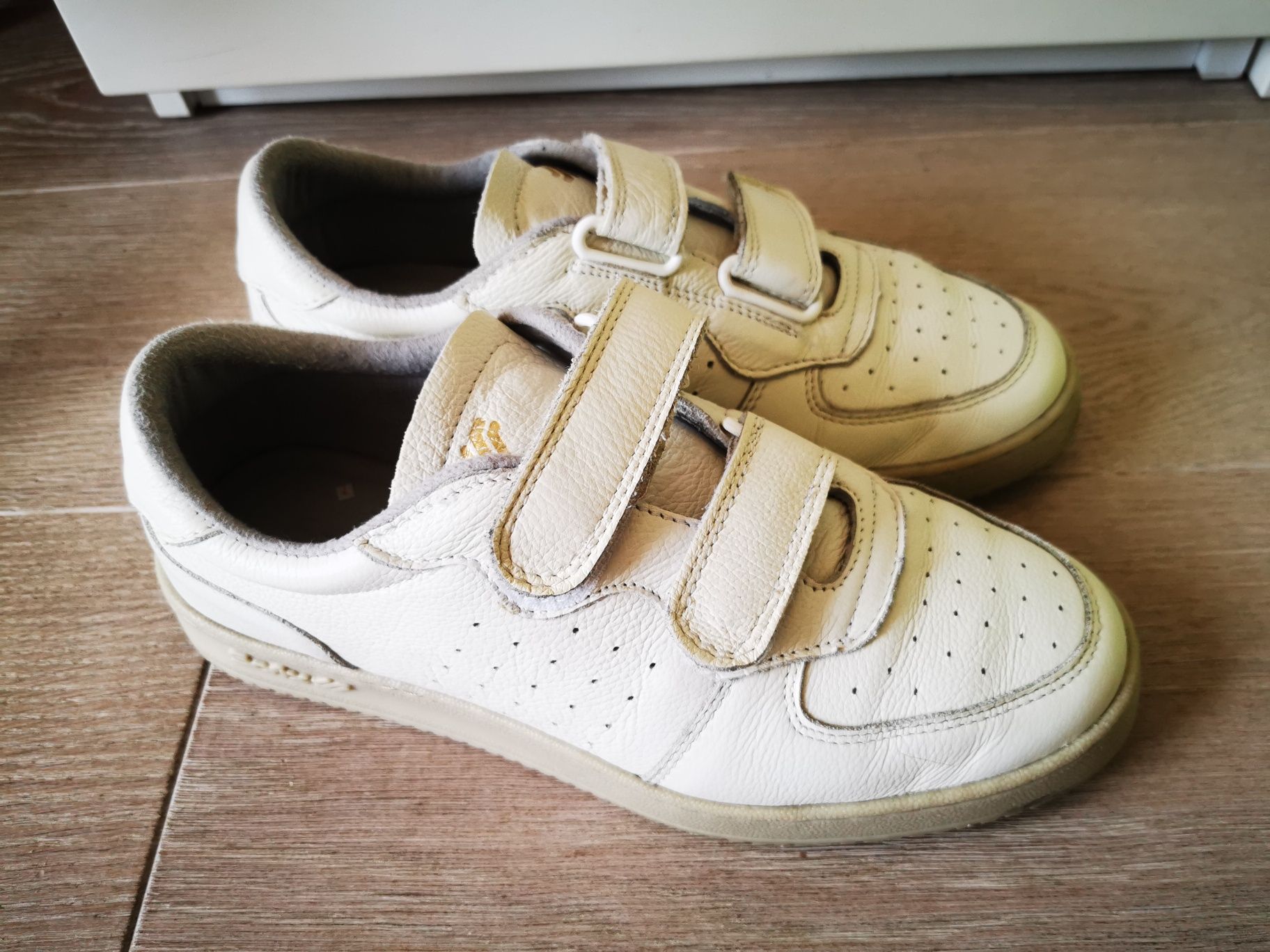 Buty sneakersy na rzepy Sofix białe r. 39 skóra naturalna bardzo dobr