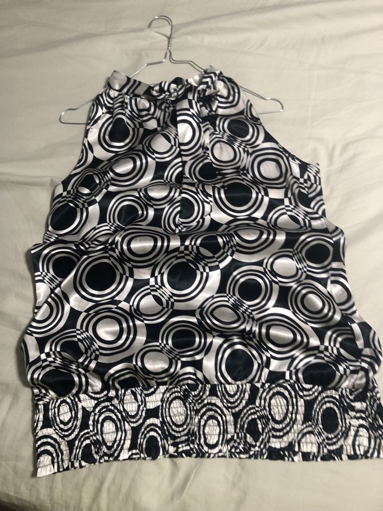 Blusa estampada preto a e branco