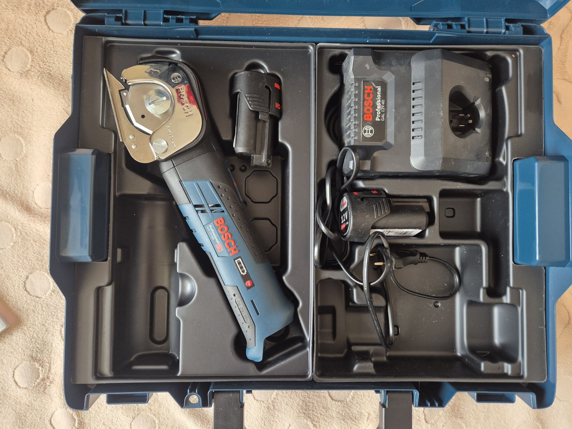 Акумуляторні універсальні ножиці Bosch GUS 12V-300 Professional