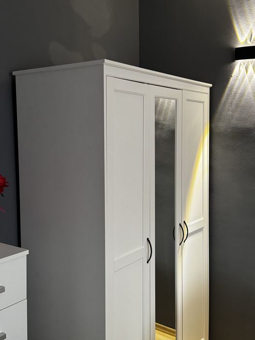 Szafa biała Z lustrem