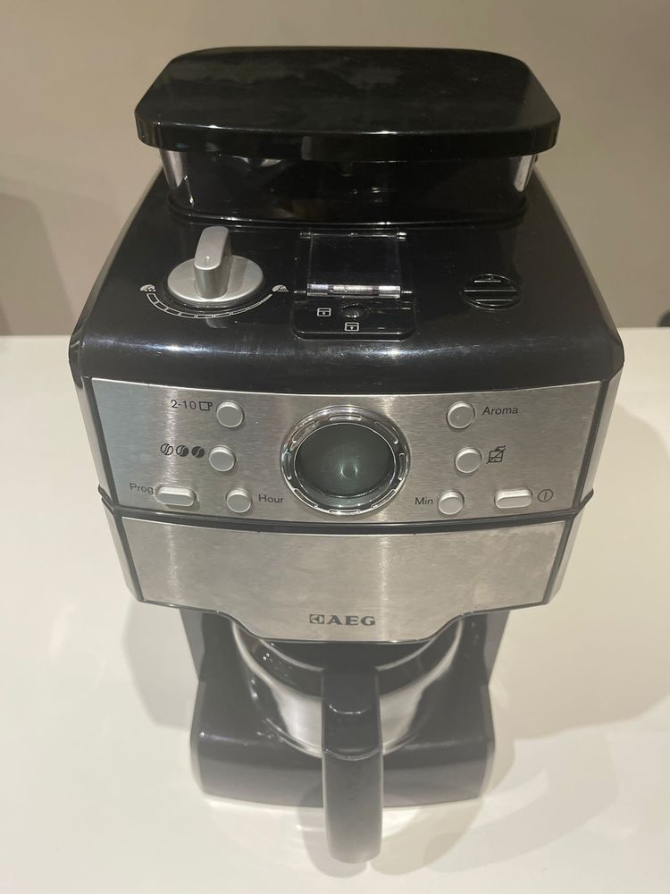 Máquina de café AEG com moedor de grãos integrado