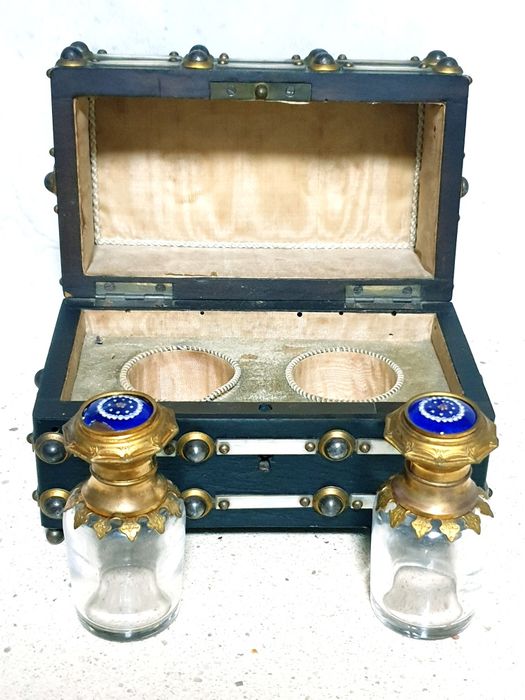 Maravilhoso antigo estojo com frascos de perfumes franceses