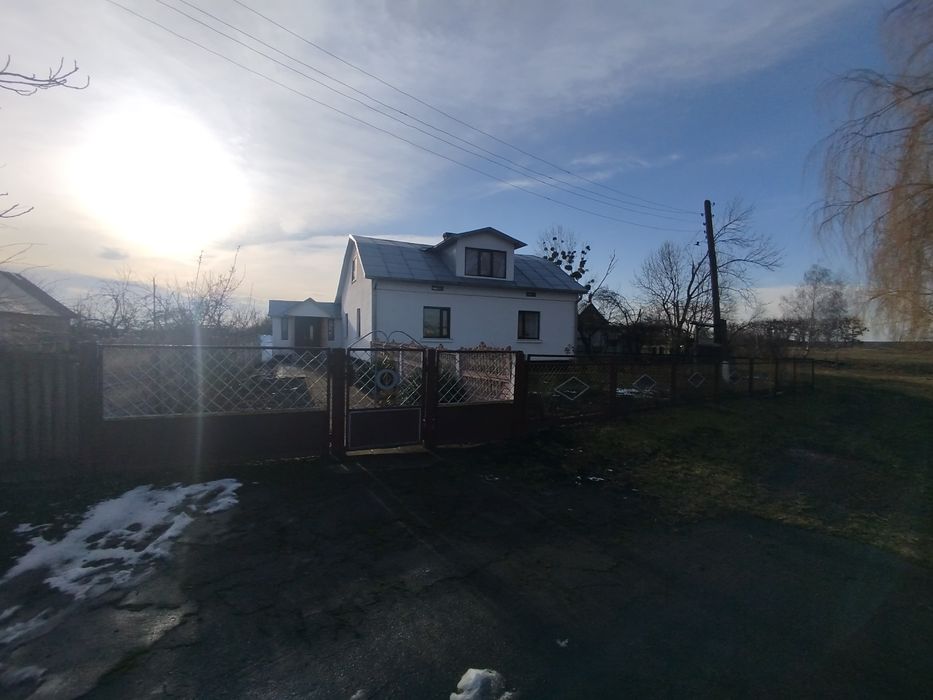 Продаж житлового будинку в селі + город