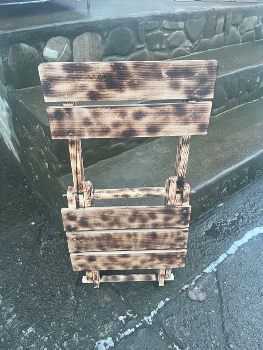 Деревʼяні лаковані ,розкладні столики та стільці. Для відпочинку ітд.