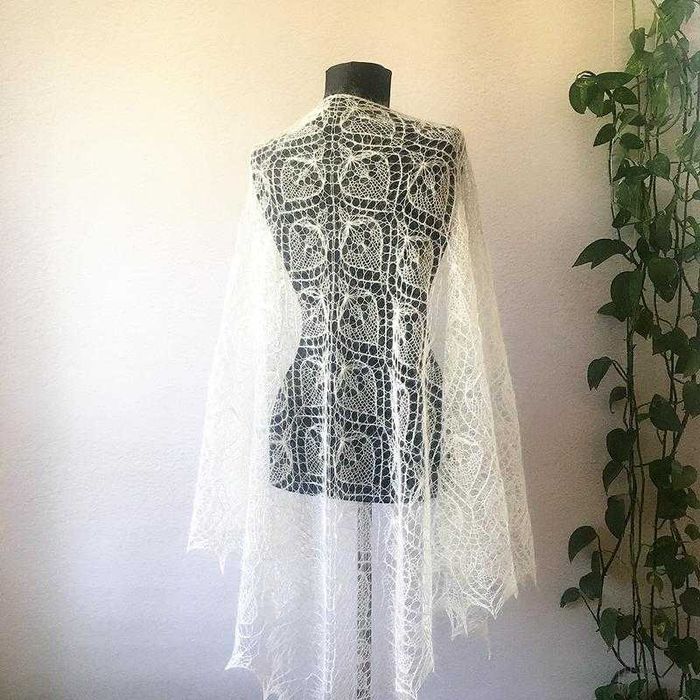 Ніжна біла шаль – вічний аксесуар для незабутніх моментів